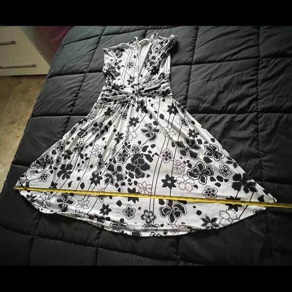 Dress. Knee length - Picture 8 of 16